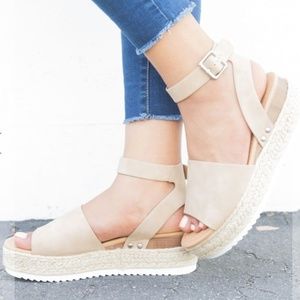 Soda Topic Sandals Nude NWT